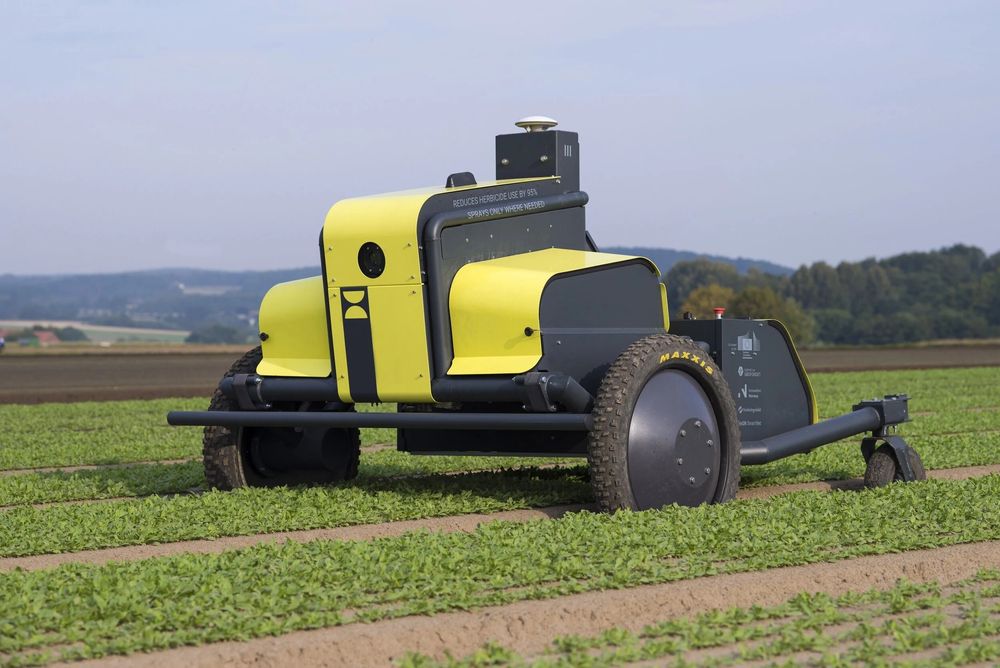 Den norske roboten Kilter jakter på ugress som den sprøyter med mikrodråper med plantevernmidler.  
