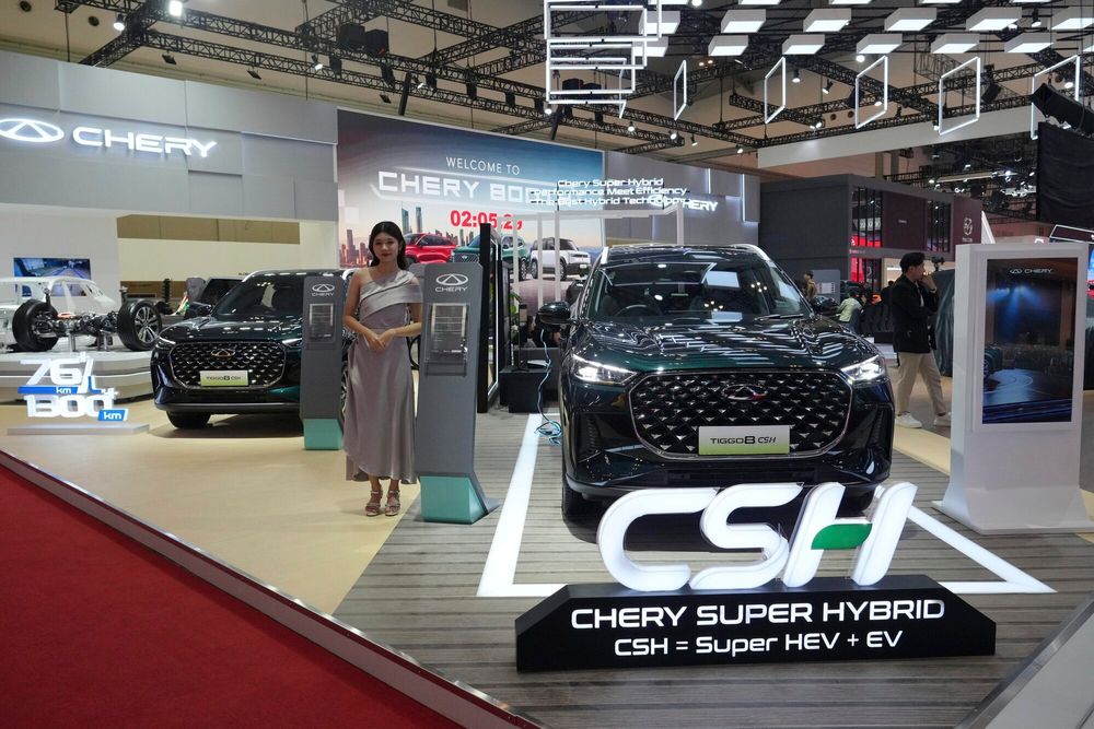 En kinesisk-produsert Tiggo 8 CSH-hybridbil vises fram på en messe i Indonesia.