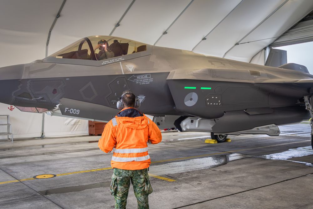 Her gjør en norsk pilot seg klar til å fly et nederlandsk F-35 under Weapons Instructor Course 2026 på Ørland flystasjon denne uken. Teknikerne på bakken er nederlandske.