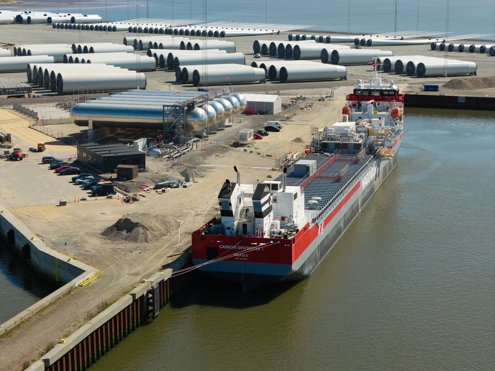 CO2-frakteskipet Carbon Destroyer ved havn i Esbjerg, på CO2-terminalen til Greensand. 