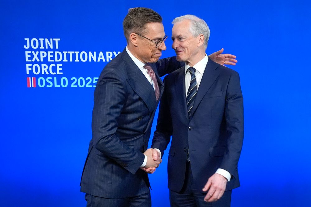 Finlands president Alexander Stub (t.v.) og statsminister Jonas Gahr Støre står bak et nytt initiativ om bedre KI-kontroll.