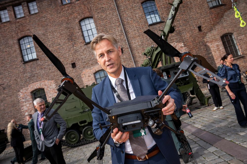Øyvind Sjøvik i FFI med en norskutviklet overvåkningsdrone.