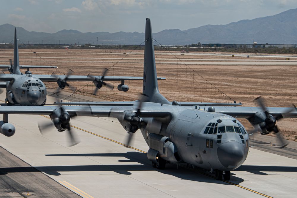 EC-130H Compass Call har et omfattende antennesystem både knyttet til den vertikale halefinnen og på undersiden av flyet. Dette har blant annet blitt brukt til å forstyrre fiendens elektromagnetiske signaler.