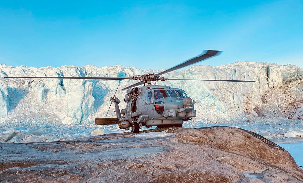 Et dansk MH-60R Seahawk-helikopter har landet på en klippe på Grønland. Foto fra 2020.