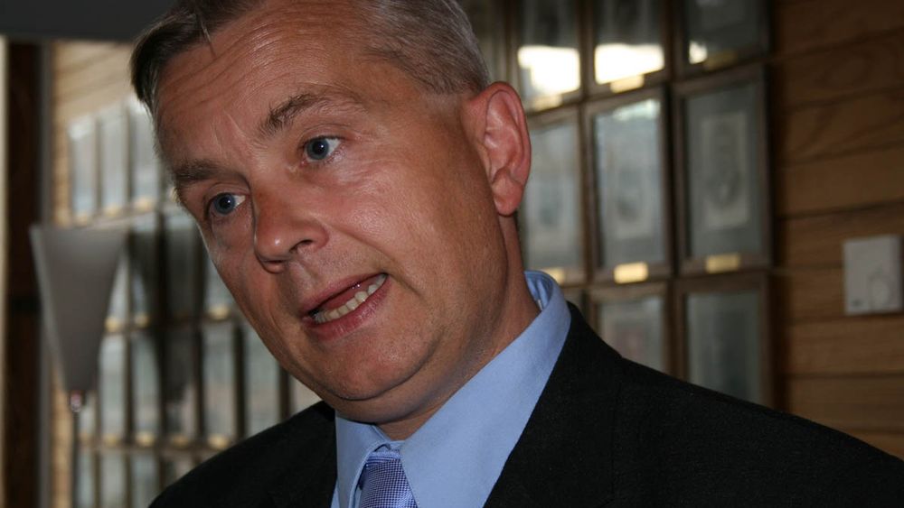 <p>Justisminister Knut Storberget (Ap) må vente på rapporten han bestilte etter Telenors nettproblemer i sommer.</p>
