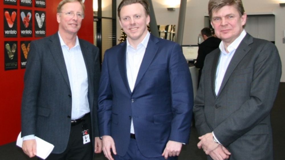 <p>Ny Ventelos-styreleder Gunnar Asp (t.h.) og Ventelo-sjef Stig Herbern (t.v.) sammen med EQTs norgessjef Anders Misund i midten.&nbsp;</p>