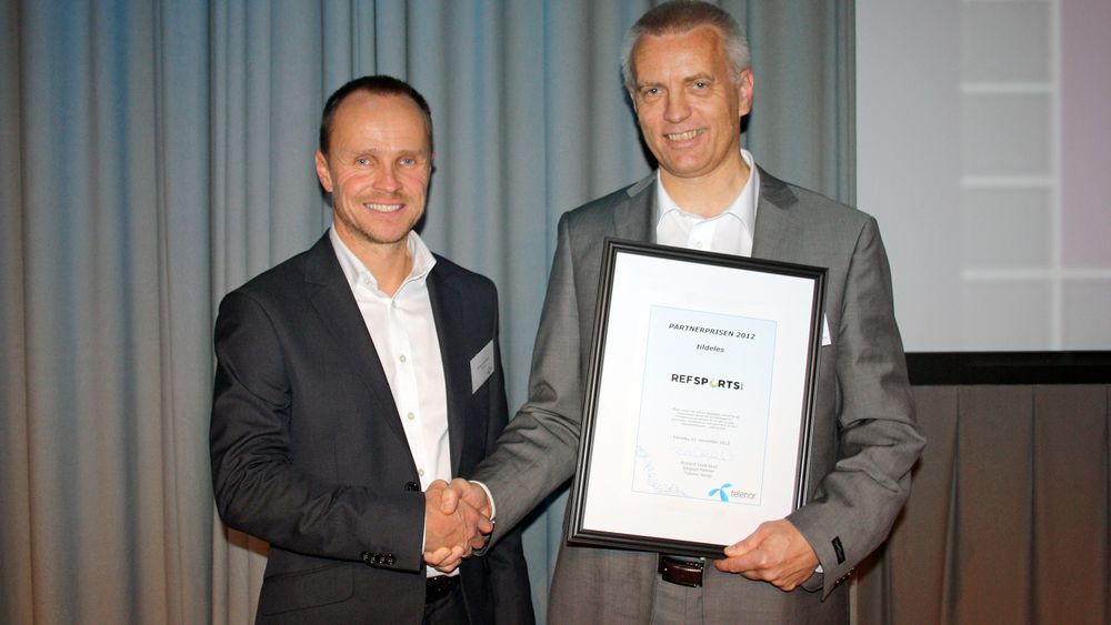 <p>Telenors partnerspris gikk i &aring;r til Refsport og gr&uuml;nder Martin Eikeland. Salgssjef Richard Skj&aelig;rstad i Telenor Business delte ut prisen.</p>