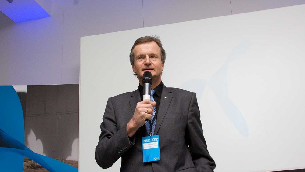 <p>Konsernsjef Jon Fredrik Baksaas i Telenor understreket at selv om det er viktig å lære barn om hvordan de skal oppføre seg på nett, er fordelene for et samfunn med å komme seg på nett langt større enn ulempene.</p>