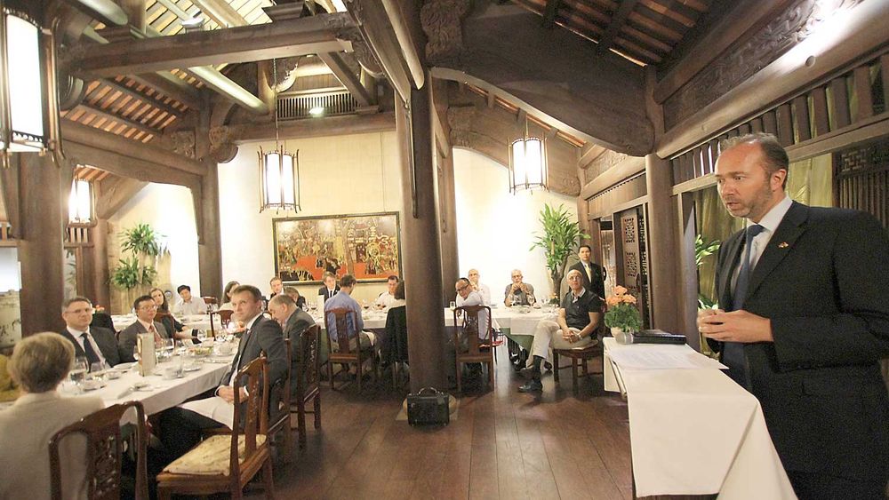 <p>Nærings- og handelsminister Trond Giske under en middag for norsk næringsliv i Vietnam. Bildet øverst i artikkelen viser ministeren over en dam i Laos. (Foto: NHD-info)</p>