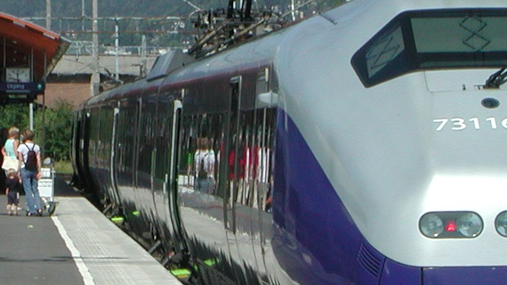Togpassasjerer inn mot Drammen stasjon skal ha fått bedre mobildekning, men det mangler både tale og mobilt bredbånd på store deler av jernbanenettet i Norge.