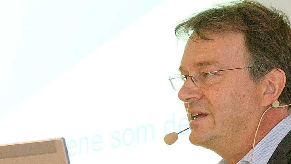 NRKs Øyvind Vasaasen karakteriserte mobilbransjen som haier i kampen om frekvensene.