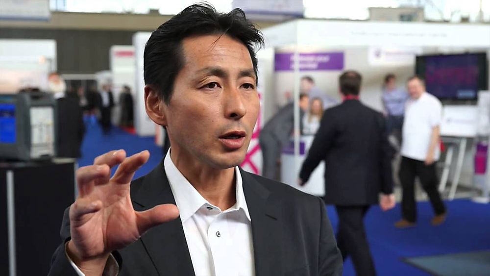 Visepresident og leder for 5G-labben i NTT docomo, Takehiro Nakamura, liker veldig godt at de har klart å utnytte refleksjoner i 15 GHz-båndet til å nå tre gigabit per sekund datahastighet i mobilnettet. Det betyr færre basestasjoner i byene og dermed billigere utbygging for 5G.