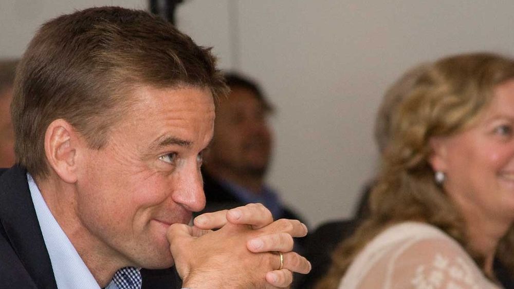 Netcom-sjef August Baumann regner med å bli en mer slagkraftig konkurrent til Telenor-sjef Berit Svendsen når han nå har kjøpt Tele2s kunder og merkevarer for 5,1 milliarder svenske kroner.