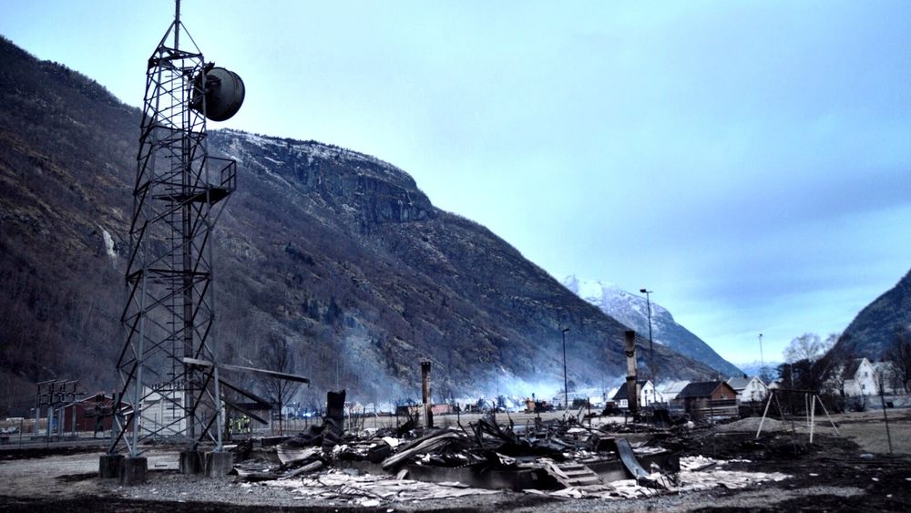 Brannen i Lærdal er et eksempel på at katastrofer kan skje på steder der det ikke er tilgjengelig mobilt bredbånd fra kommersielle aktører. Eller at utstyret i mobilnettet rett og slett brenner opp.
