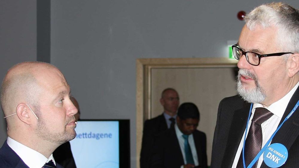 Justis- og beredskapsminister Anders Anundsen i samtale med direktør Tor Helge Lyngstøl i Direktoratet for nødkommunikasjon i samtale under Nødnettdagene 2014.