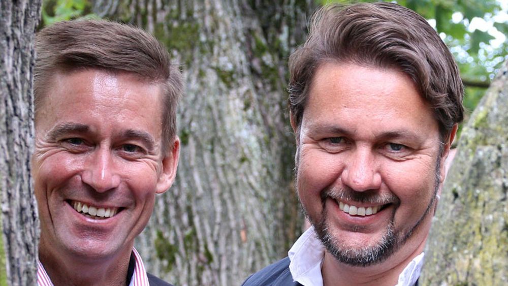 Netcom-sjef August Baumanns advokater skriver i meldingen til Konkurransetilsynet at det var resultatet av auksjonen som tok Tele2 ut av markedet, ikke oppkjøpet. Her sammen med Tele2-sjef Arild Hustad under presentasjonen av kjøpet.
