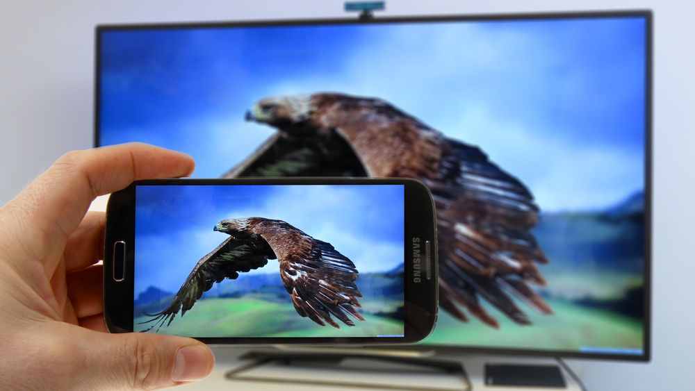 LTE Broadcast er teknologien som kan levere kringkastet innhold til alle typer enheter - i konkurranse med - eller til erstatning for teknologien bak det digitale bakkenettet.