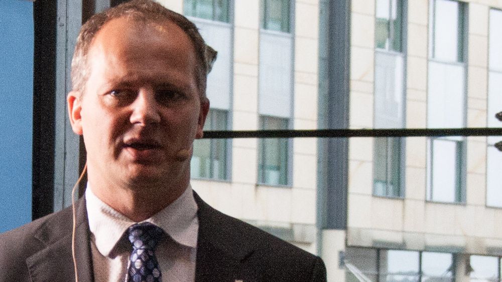 Samferdselsminister Ketil Solvik-Olsen vil ikke dele ut mer enn 50 millioner kroner til bredbåndsbygging i Norge i 2015. Han mener bransjen etterspør enklere regler, ikke mer penger.