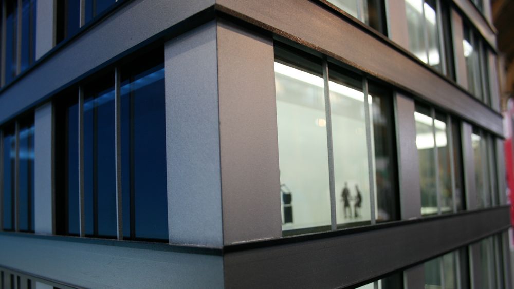 Bildet av modellhuset viser tydelig at vindusrutene slipper gjennom mindre lys på den siden sola skinner på.