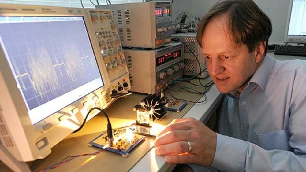 Professor Harald Haas ved Edinburg University står bak selskapet PureLiFi, som utvikler kommunikasjon basert på led-lys.