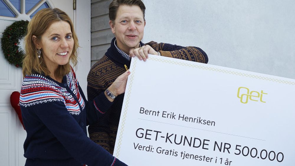 Marianne og Bernt Erik Henriksen med godt grep om "sjekken" som markerer de gode tidene.
