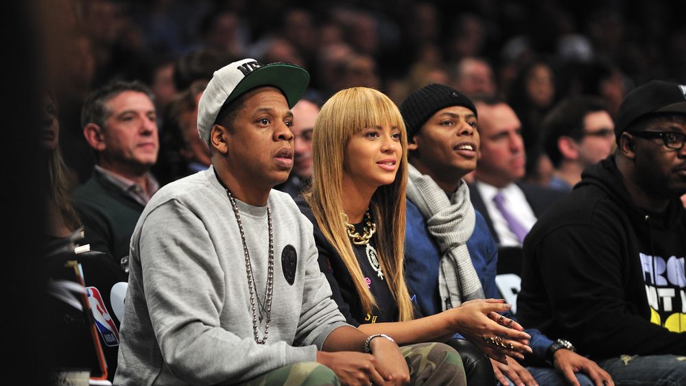 Shawn Carter, alias Jay Z, med kona Beyoncé Knowles på basketballkamp.