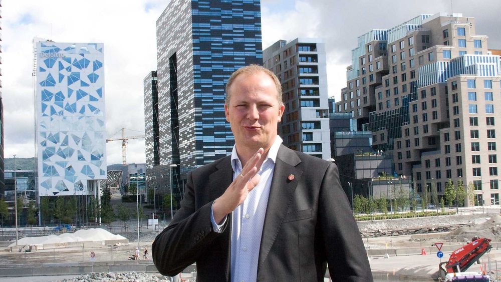 Samferdselsminister Ketil Solvik-Olsen, her fotografert foran Barcode i Oslo under møtet sommeren 2014 der han truet kommunene med tvang om de ikke kom med regler som gjør det billigere å bygge mobil- og bredbåndsinfrastruktur.