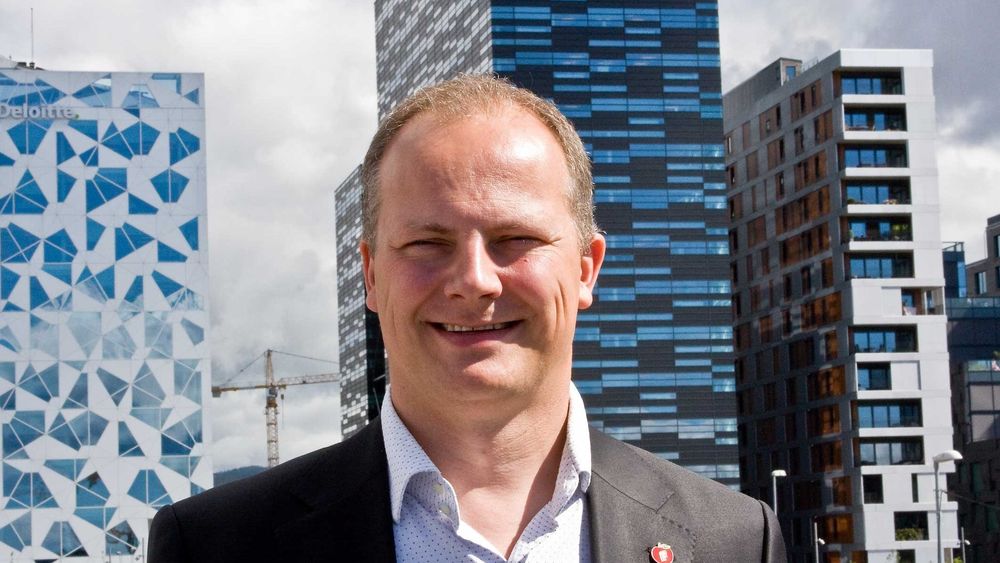 Det var et møte hos samferdselsminister Ketil Solvik-Olsen som startet prosessen. Nå har den endt i en høring der bransjen er bedt om å gi sitt syn på å tillate fri bruk av 2100 MHz-båndet. Bak ministeren på bildet er bygningene som for alvor satte fart i diskusjonen om innendørsdekning: Barcode i Oslo, der utbyggerne ikke hadde tatt mobildekning med i betraktning da de radioskjermende byggene ble satt opp.