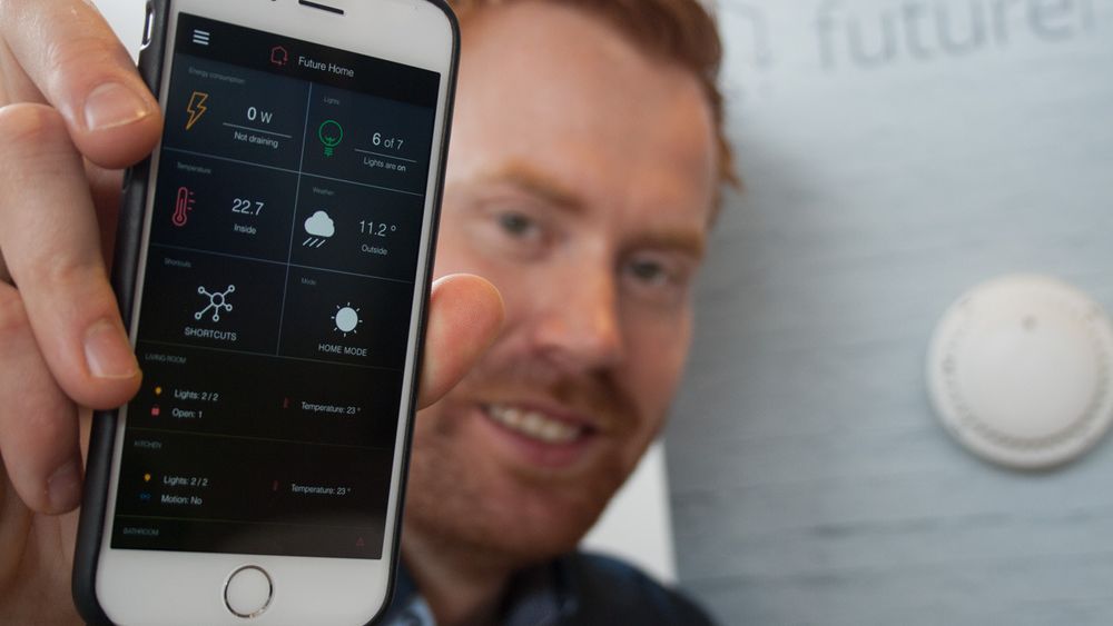 Gründer og administrerende direktør Erik Stokkeland i Future Home viser fram appen som via en sentralenhet skal kunne styre hele smarthjemmet.