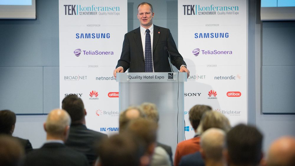 Samferdselsminister Ketil Solvik-Olsen kunne, på Tek-konferansen på Fornebu, fortelle rundt 400 representanter fra telebransjen at 700 MHz-båndet settes av til mobil. .