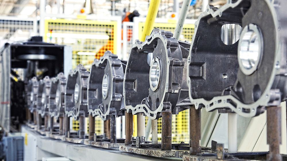 Mer maskiner og utstyr bør finansieres gjennom leasing, mener Siemens Finans. Her er et illustrasjonsfoto fra en produksjonslinje som lager motordeler. Foto: Nataliya Hora