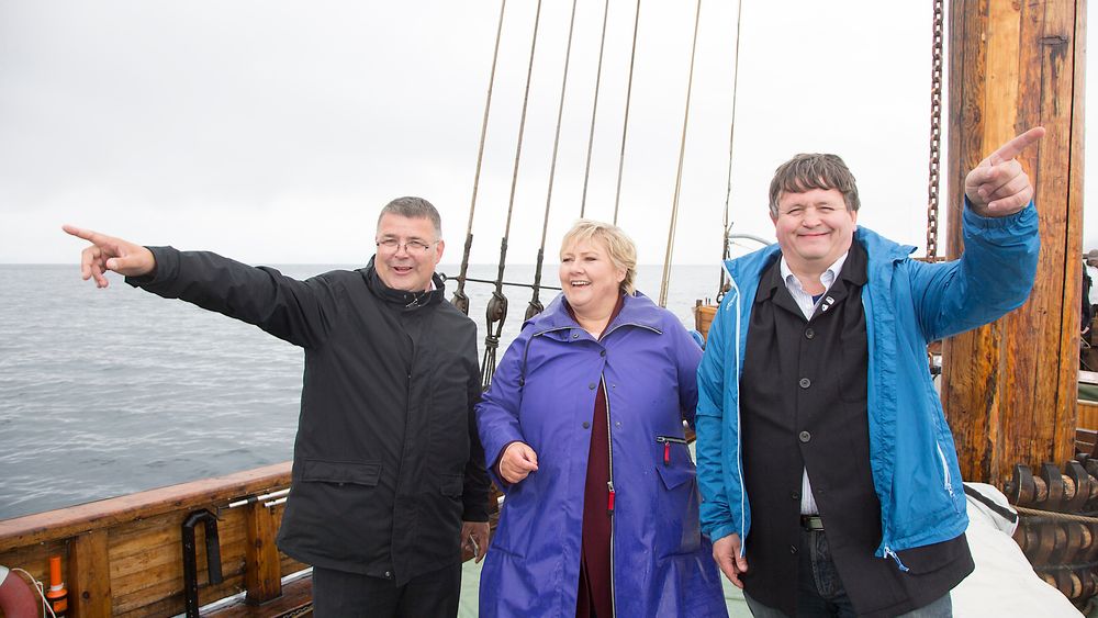 Vågan-ordfører Eivind Holst (t.v.) og kollega i Hadsel, Kjell Børge Freiberg, er svært fornøyde med statsminister Erna Solberg sitt initiativ om å utrede en tunnelløsning som kan binde sammen Lofoten og Vesterålen. Foto: Jan-Morten Bjørnbakk / NTB scanpix