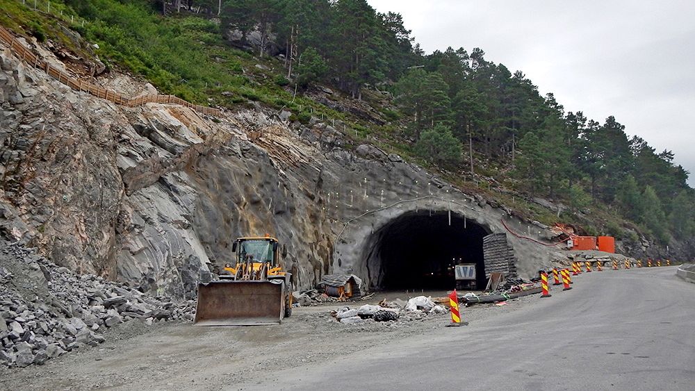 Dette er søndre påhugg i Ljøtunnelen. De som vil montere det elektriske utstyret i den, må levere anbud innen 5. mai. (Foto: Statens vegvesen)