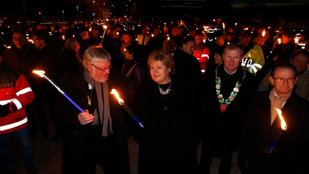 Statsminister Erna Solberg deltok i arrangementet Lys til ettertanke i Stokke i Vestfold søndag kveld. Den tradisjonelle aksjonen er til minne for alle trafikkofre og deres pårørende. Foto: Cornelius Poppe / NTB scanpix