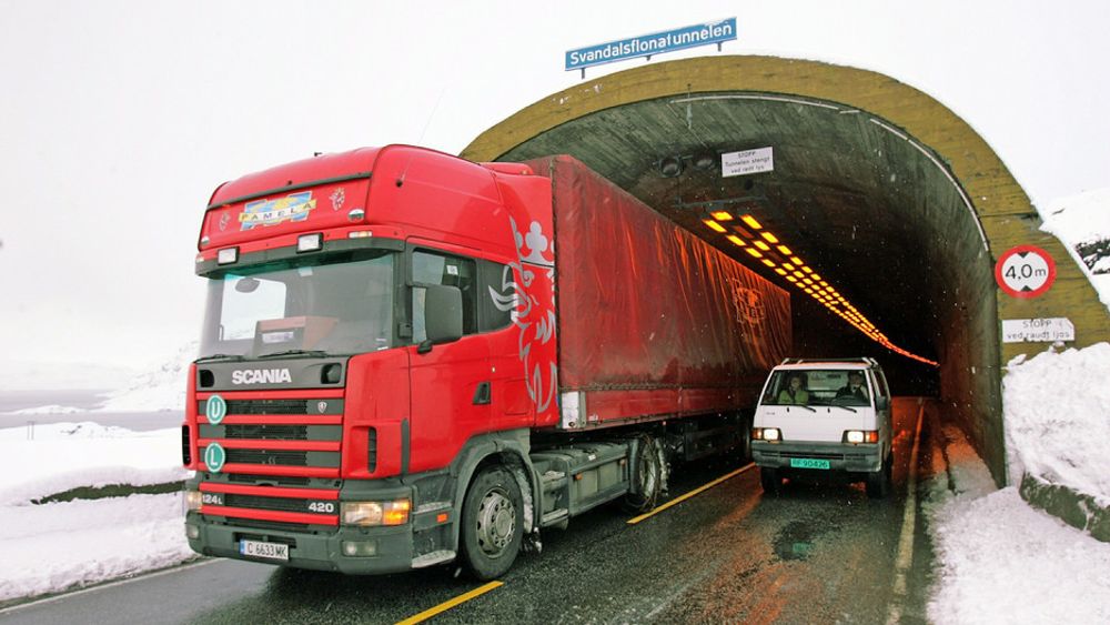 Farlig situasjon på E 134: En bil på veg ut av Svandalsflonatunnelen passerer et utenlandsk vogntog som ligger helt ute mot midtlinjen. Nå blir tunnelen utvidet i høyden for å unngå slike situasjoner