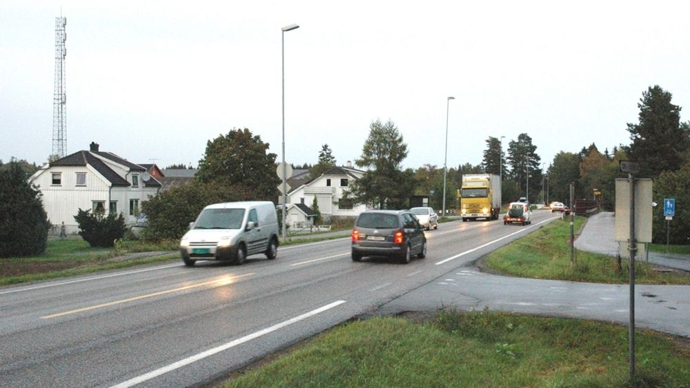 Både randbebyggelsen og trafikken går tett i boligfeltet Ringdal langs E 18 mellom Langåker og Seierstad. Om tre å er prøvelsen for beboerne over - hvis Stortinget vil.