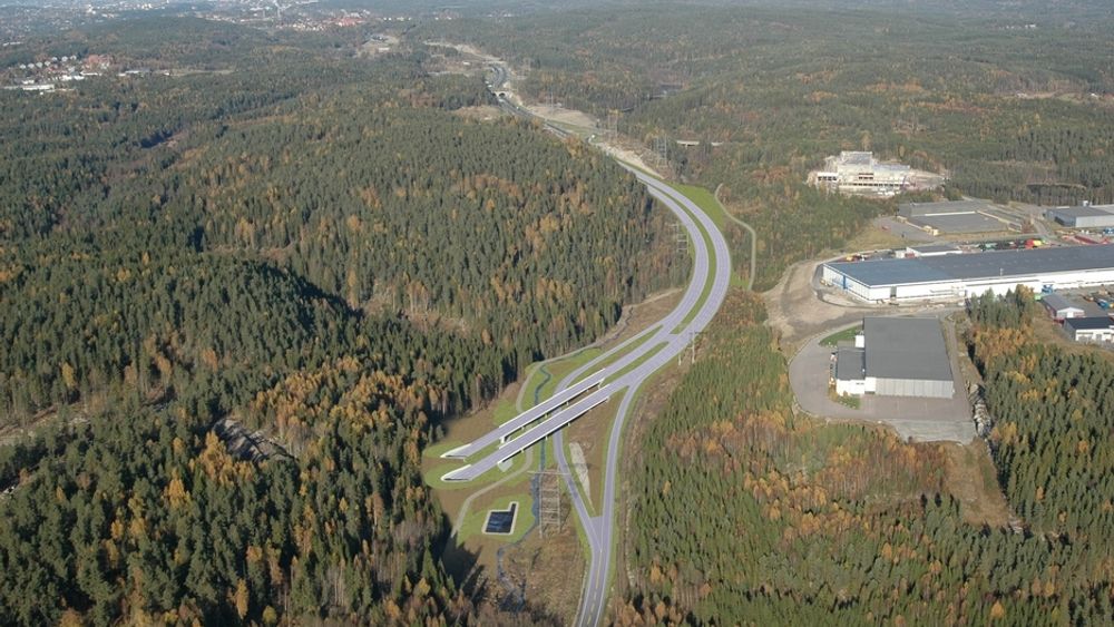 Sør for Assurtjern skal dagens E 6 brukes som sørgående kjørebane for ny fire-felts E 6.  Til venstre for de to bruene kommer den 3,7 km lange tunnelen ut i dagen. (Ill: Norfilm)