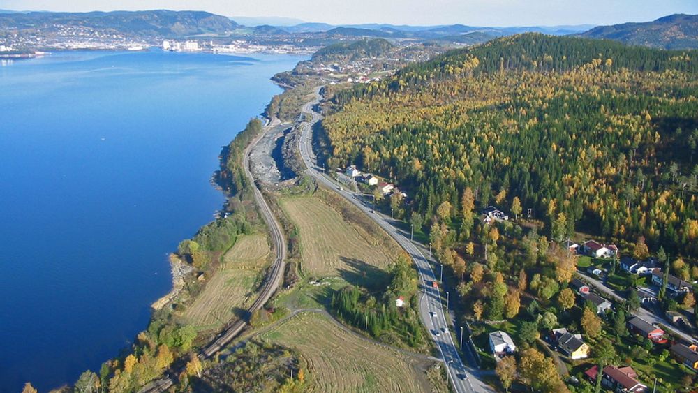 Den nye fire-feltsvegen skal presses inn mellom dagens E 6 og Nordlandsbanen. Masseuttaket midt på bildet er gjort i en tidligere entreprise.