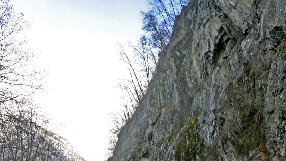 Riksveg 13 gjennom Myrkdalen er alt annet enn trygg. Om de høye anbudene får noen konsekvenser for en høyst påkrevet rassikringstunnel gjenstår å se. (Foto: Vidar Herre, Hordaland)