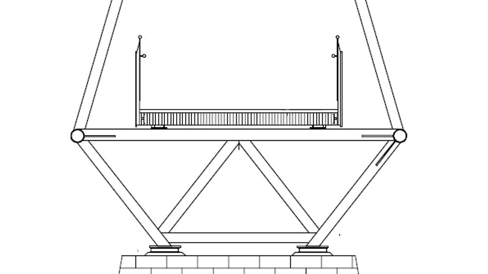 Gangbanen på Kvina består av et tverrspente tredekke. Det bæres av et stålfagverk med buet overgurt. Tegningen viser tverrsnitt av brua ved pilarene. (Ill.: Asplan Viak)