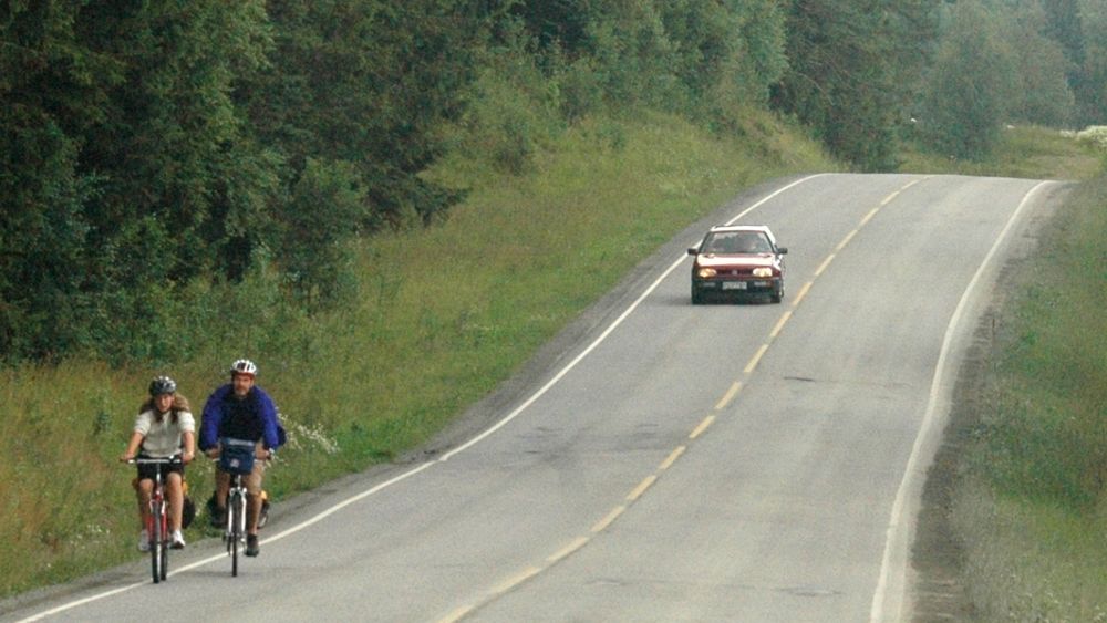 En sykkeltur på gamle E 6 er ingen hyggelig opplevelse. Trafikken er ofte atskillig større enn her, og som det går fram av bildet, er vegskuldrene bare en vits. (Foto: Anders Haakonsen)
