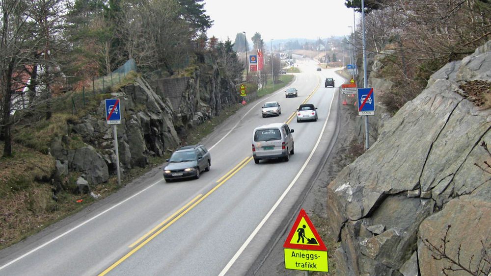 E 18 like øst for Øygardsdalen. Her har de som kjører i retning Kristianand opplevd reduksjon i vegstandarden siden 1981. Snart blir det en kraftig standardhevning i stedet.