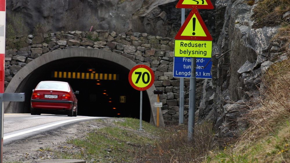 Disse skiltene møter trafikantene som skal inn i den knapt16 år gamle Freifjordtunnelen på Nordmøre.