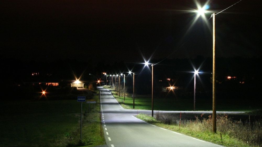 LED vegbelysningen som blir testet på Tromøy i Arendal, gir et hvitaktig, behagelig lys som gir god oversikt og fremhever detaljer langs vegbanen.
