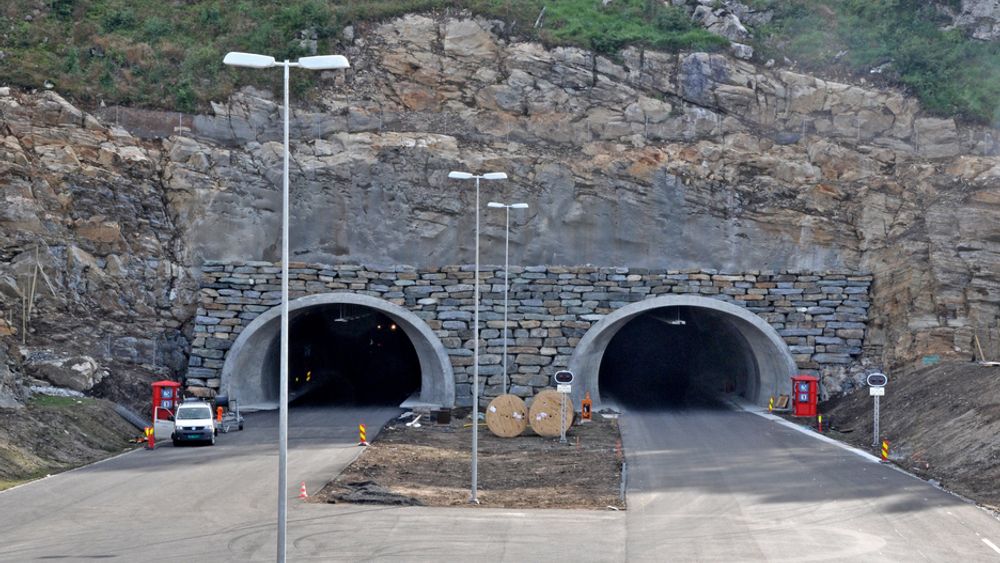 Dette er østre påhugg til den 1 060 meter lange Skifjelltunnelen like ved Lillesand. Den er ikke sikkerhetsgodkjent og det er heller ikke de seks andre tunnelene på ny E 18 mellom Grimstad og Kristiansand. Derfor kan Kongen bare åpne en del av strekningen.