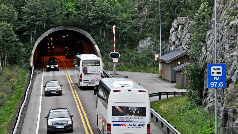 Den 1,2 km lange Eidsvolltunnelen tar trafikk i begge retninger i dag. Fra og med mai 2012 skal den bare ta nordgående trafikk. Det nye løpet for sørgående trafikk skal sprenges av den som får kontrakten på parsellen Boksrud-Minnesund.