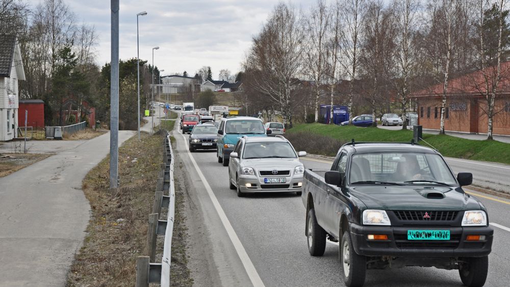For innbyggerne i Spydeberg er gjennomgangstrafikken en betydelig belastning. 1. oktober neste år blir trafikken flyttet langt vekk når en ny parsell på E 18 tas i bruk. Den er det mange som vil bygge. (Foto: Anders Haakonsen)