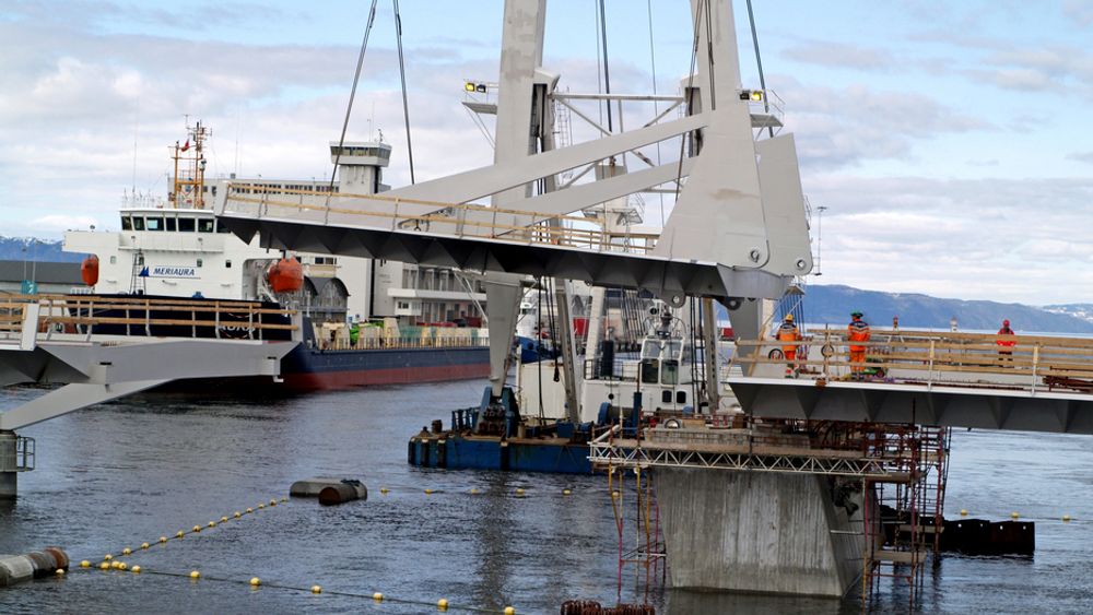Flytekranen «Eide Lift» monterer det 184 tonn tunge klaffespennet på Pirbrua. 2. juli skal brua åpnes. (Foto: Leif Arne Hafstad, Statens vegvesen)