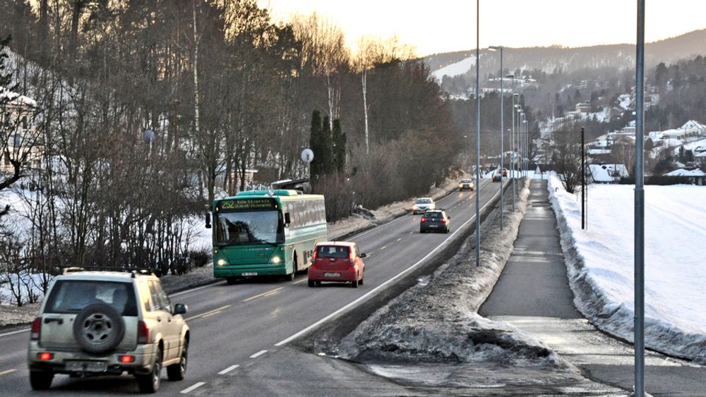 Riksveg 165 skal utvides mot høyre side på bildet for å få plass til kollektivfeltet, som kommer på venstre side. I forbindelse med ombyggingen blir gang/sykkelvegen flyttet over til samme side som kollektivfeltet.