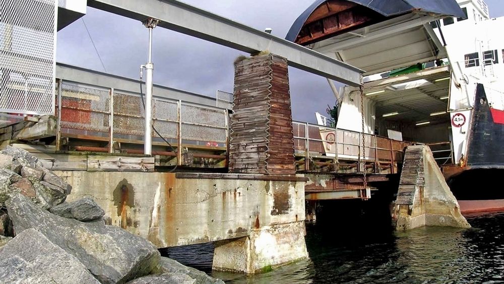 Som bildet viser, er fergeleiet på Stornes nedslitt, dessuten tilfredsstiller det ikke lenger tidens krav. Når ombyggingen er ferdig 25. august neste år, er bare beliggenheten igjen.